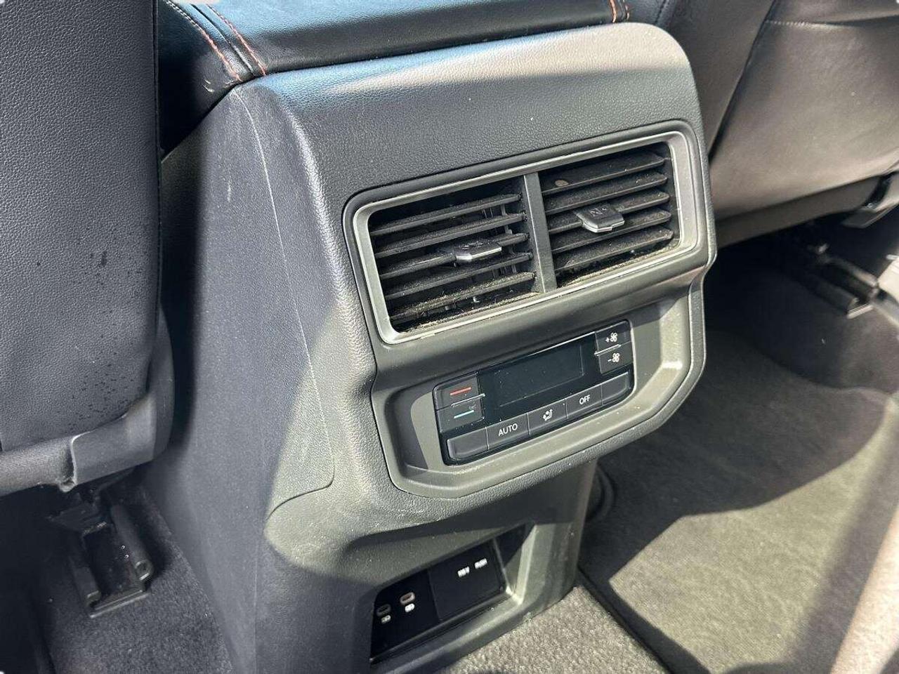 2024 Volkswagen Atlas Peak Edition 4MOTION AWD - 1 OWNER Photo