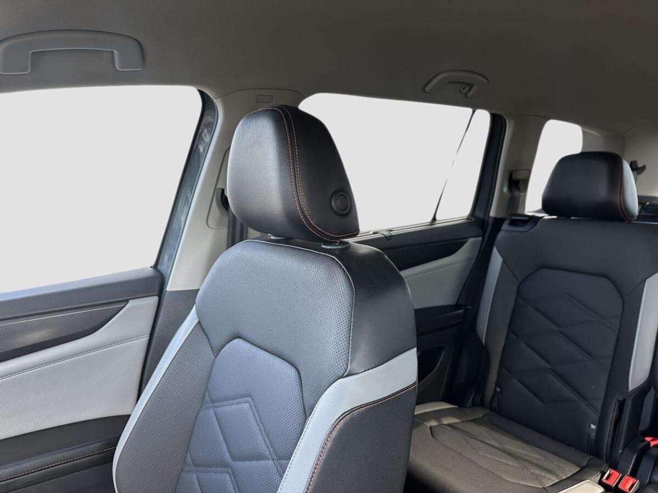 2024 Volkswagen Atlas Peak Edition 4MOTION AWD - 1 OWNER Photo