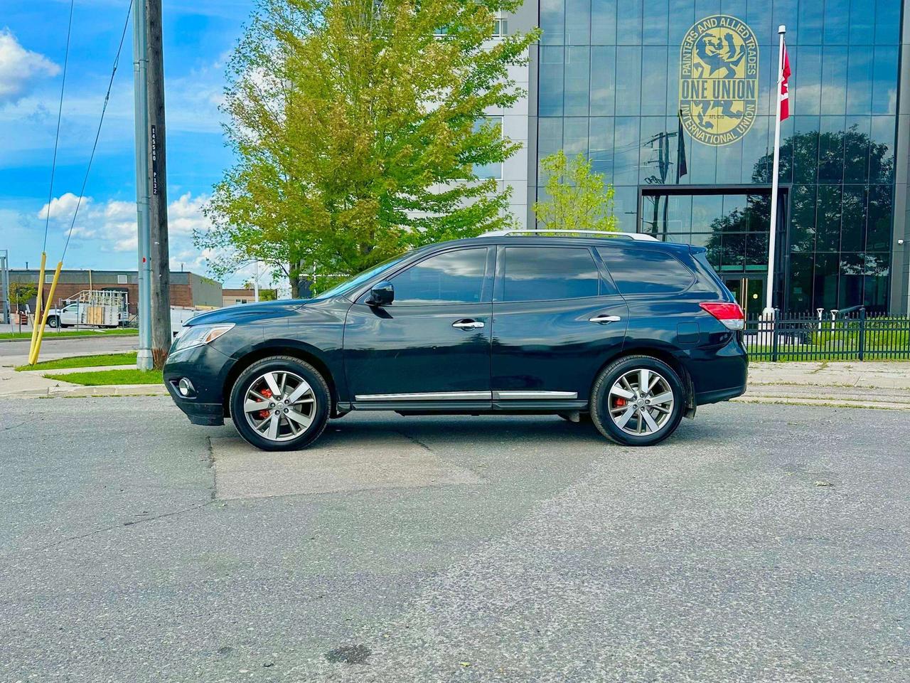 2015 Nissan Pathfinder Platinum Photo2