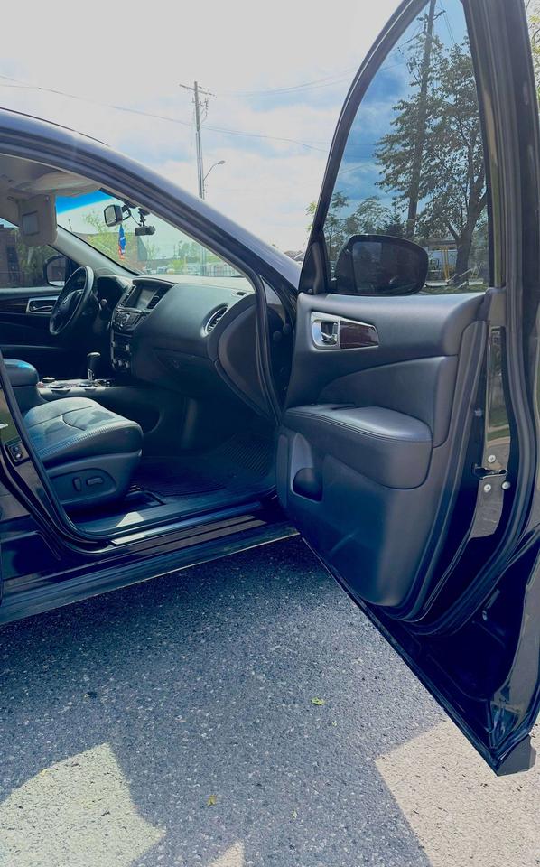 2015 Nissan Pathfinder Platinum Photo