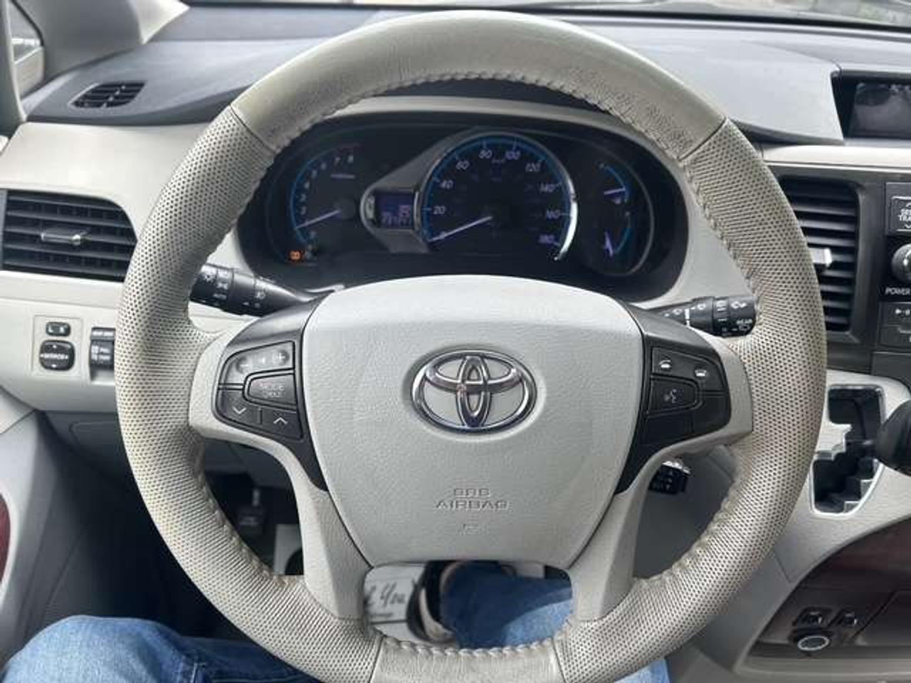 2014 Toyota Sienna XLE   AWD   LEATHER   SUNROOF   REAR CAMERA Photo