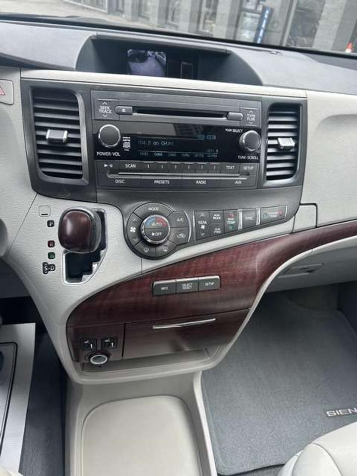 2014 Toyota Sienna XLE   AWD   LEATHER   SUNROOF   REAR CAMERA Photo