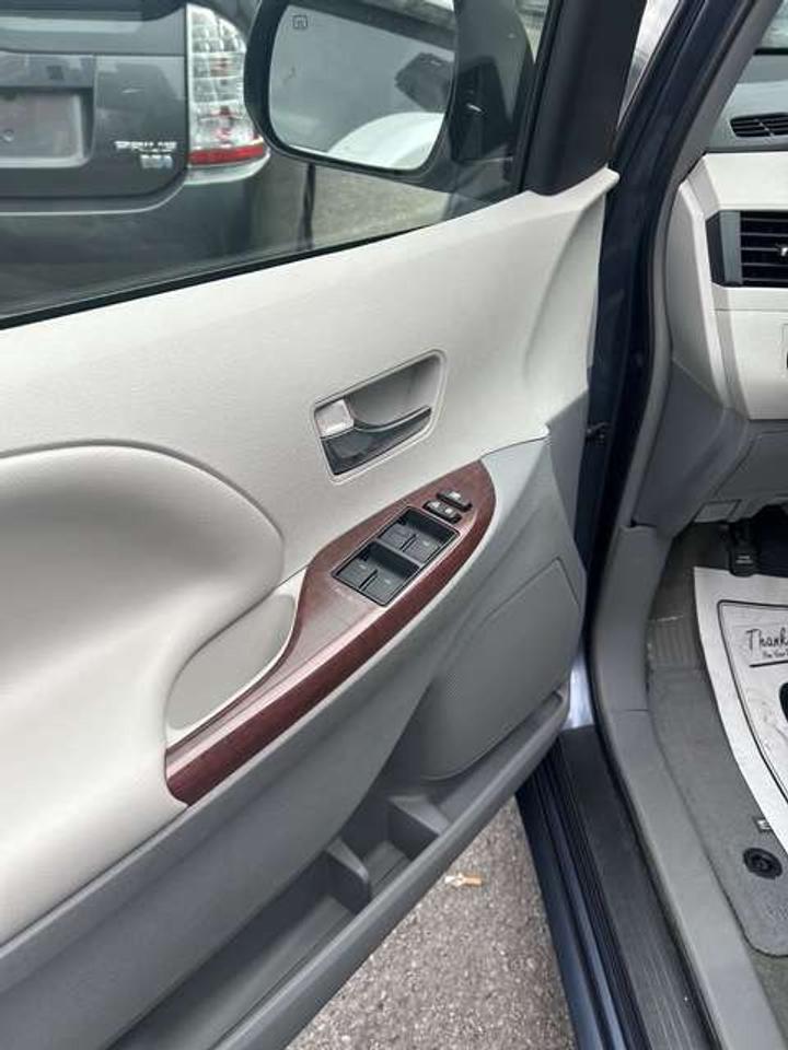 2014 Toyota Sienna XLE   AWD   LEATHER   SUNROOF   REAR CAMERA Photo