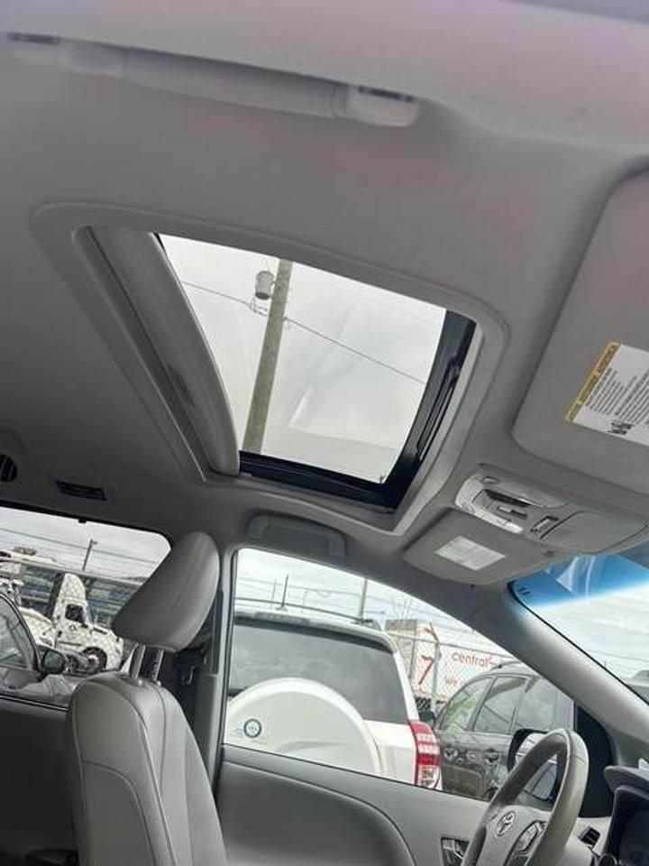 2014 Toyota Sienna XLE   AWD   LEATHER   SUNROOF   REAR CAMERA Photo