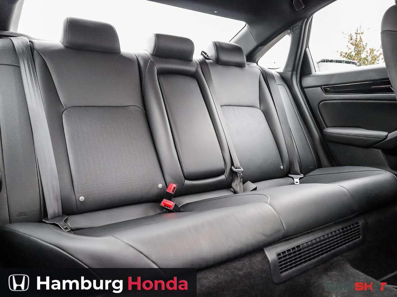 2025 Honda Civic Sport Touring eCVT Sedan Photo