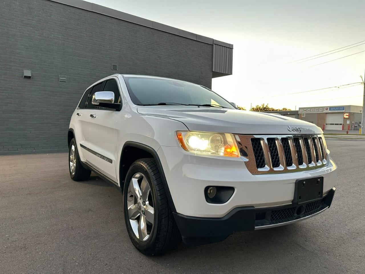 2013 Jeep Grand Cherokee 4WD 4dr Overland Photo0