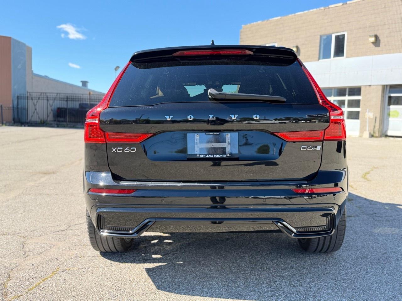 2023 Volvo XC60 B6 AWD Ultimate Dark Theme Photo