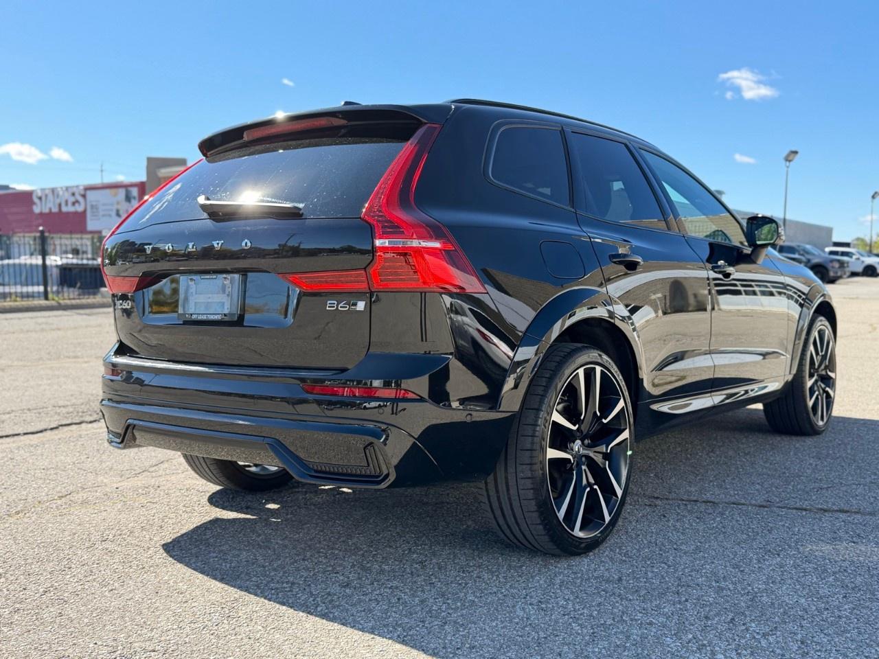 2023 Volvo XC60 B6 AWD Ultimate Dark Theme Photo