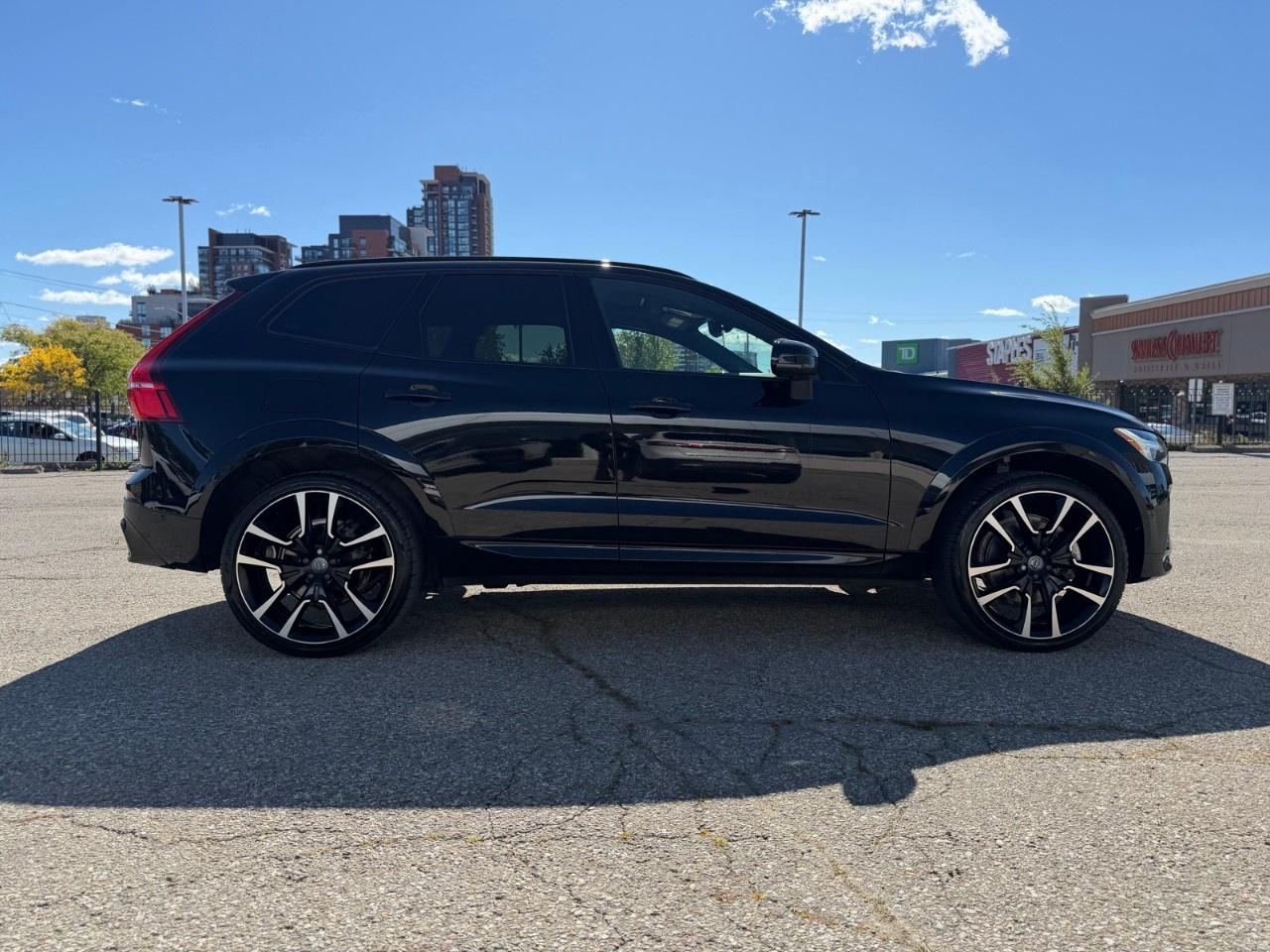 2023 Volvo XC60 B6 AWD Ultimate Dark Theme Photo