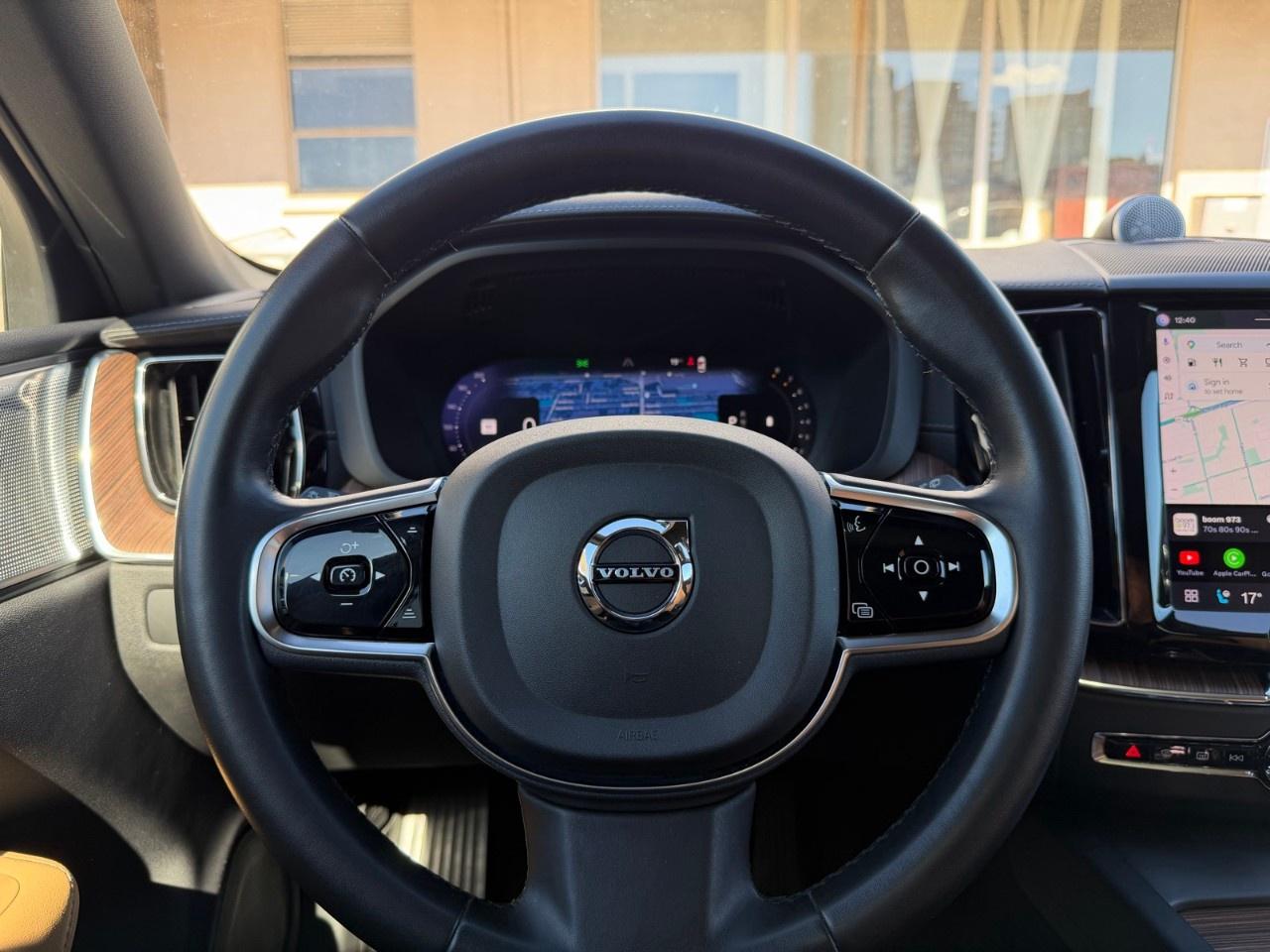 2023 Volvo XC60 B6 AWD Ultimate Dark Theme Photo