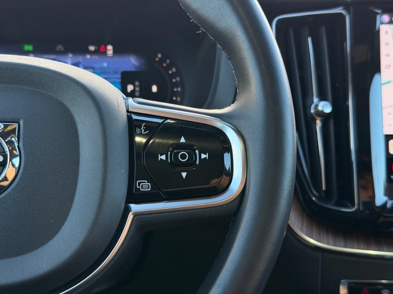 2023 Volvo XC60 B6 AWD Ultimate Dark Theme Photo