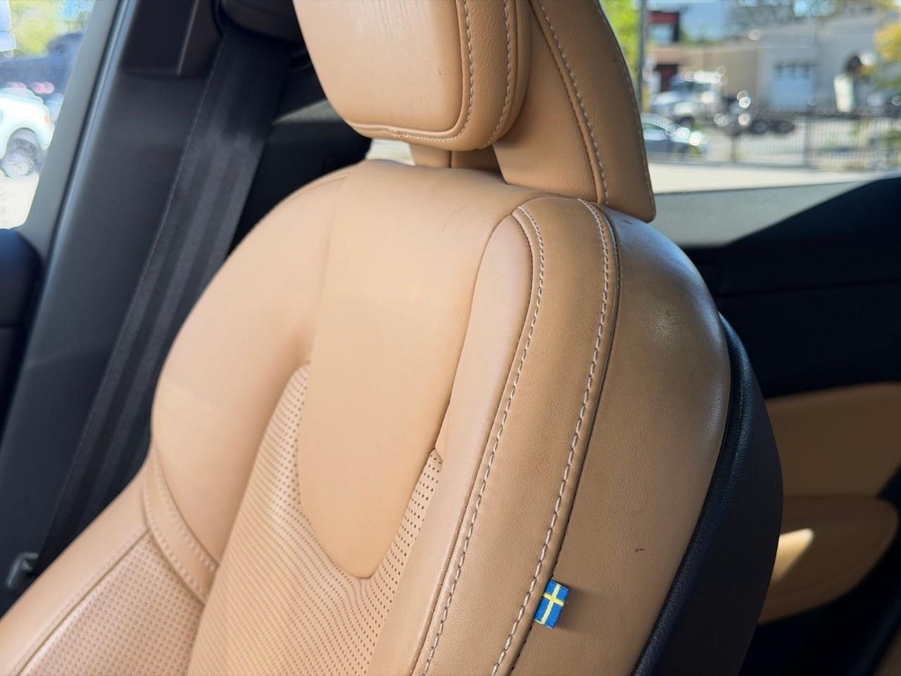 2023 Volvo XC60 B6 AWD Ultimate Dark Theme Photo