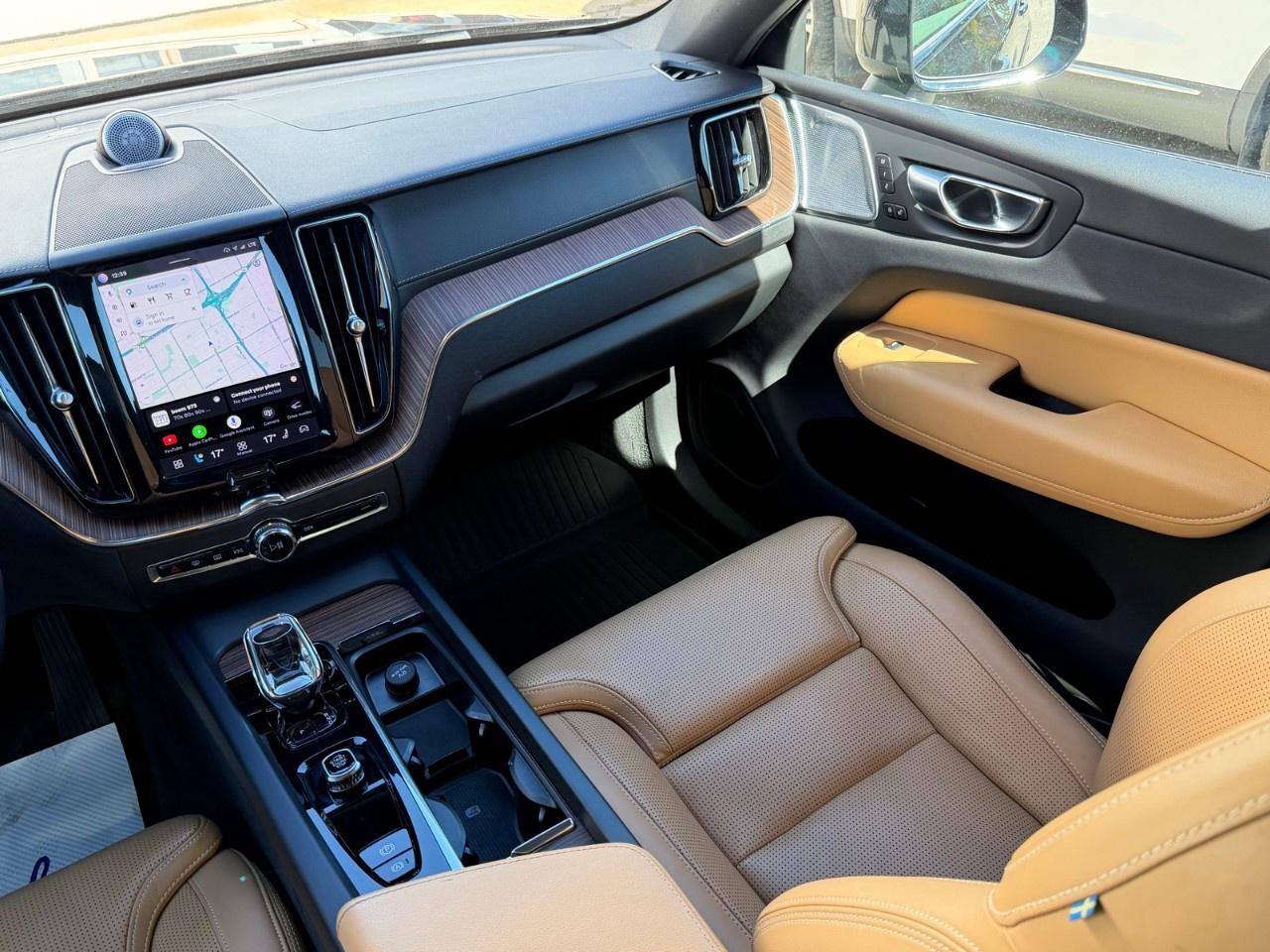 2023 Volvo XC60 B6 AWD Ultimate Dark Theme Photo