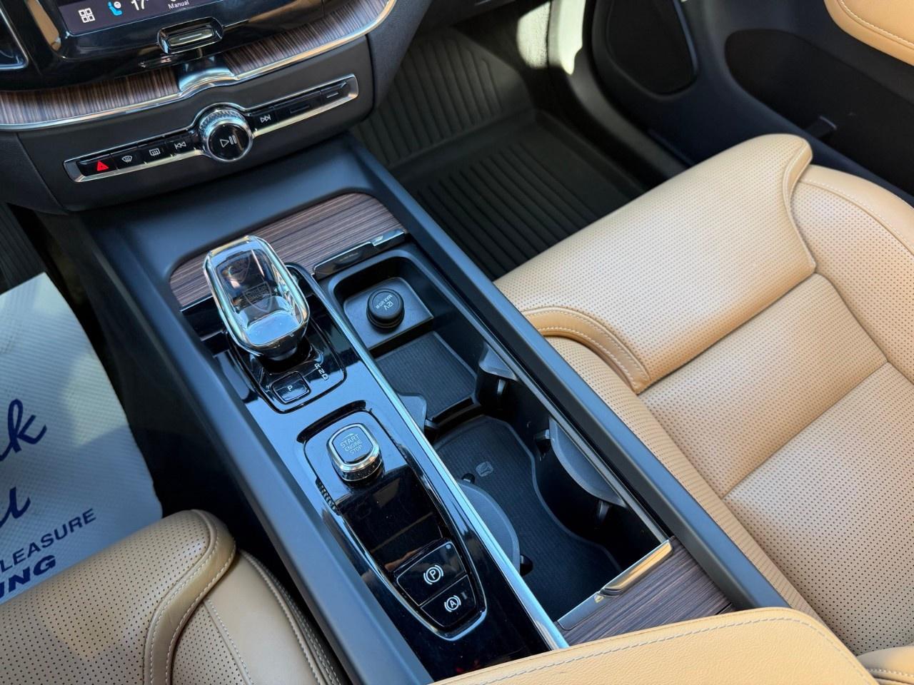 2023 Volvo XC60 B6 AWD Ultimate Dark Theme Photo