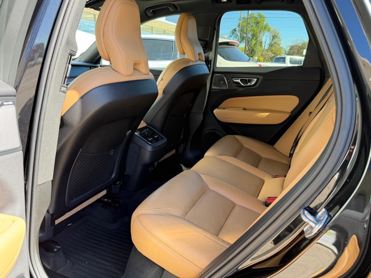 2023 Volvo XC60 B6 AWD Ultimate Dark Theme Photo