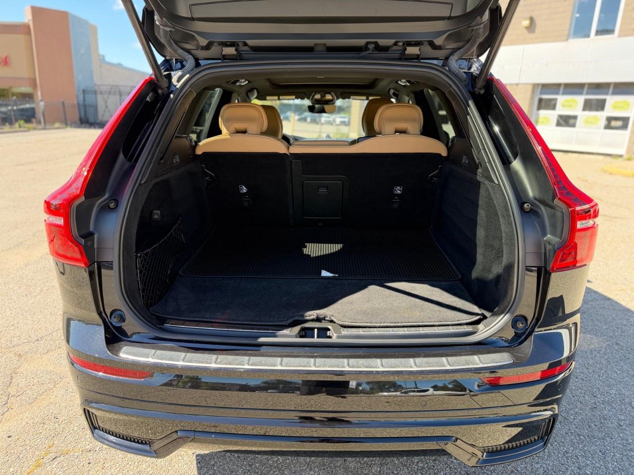 2023 Volvo XC60 B6 AWD Ultimate Dark Theme Photo