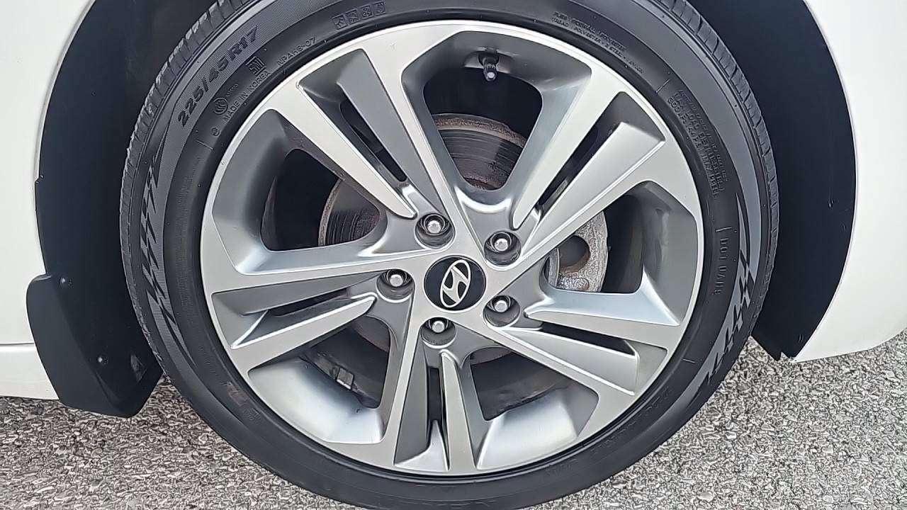 2017 Hyundai Elantra GLS Photo