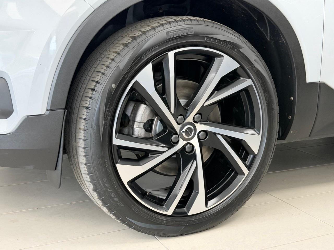 2022 Volvo XC40 T5 AWD R-Design Photo