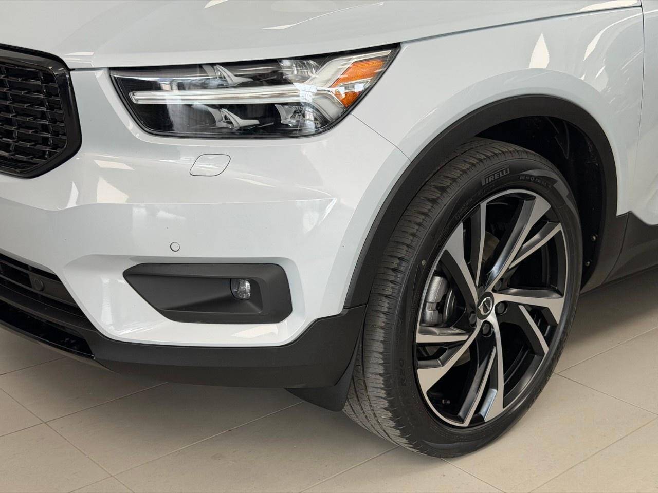 2022 Volvo XC40 T5 AWD R-Design Photo