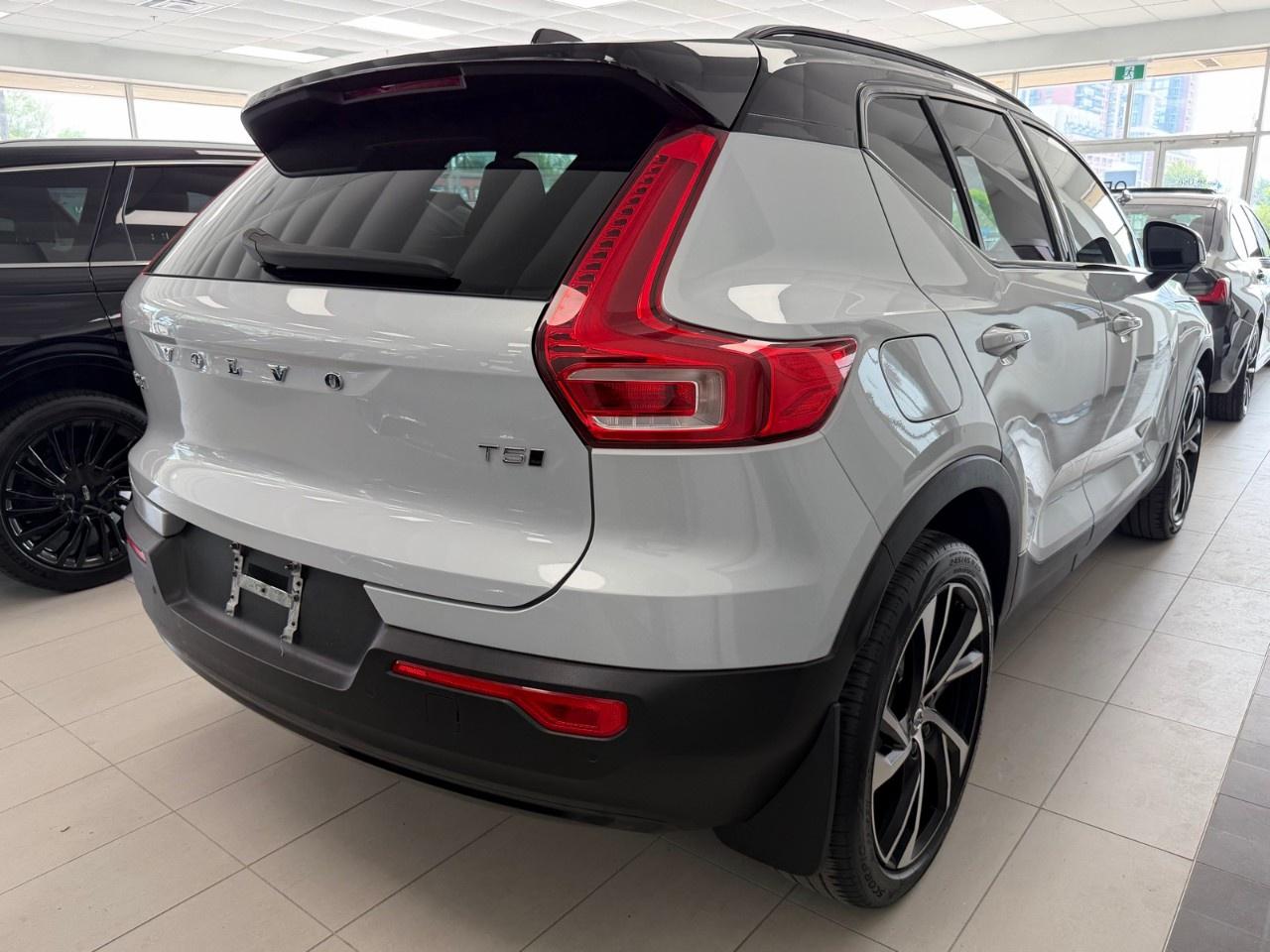 2022 Volvo XC40 T5 AWD R-Design Photo