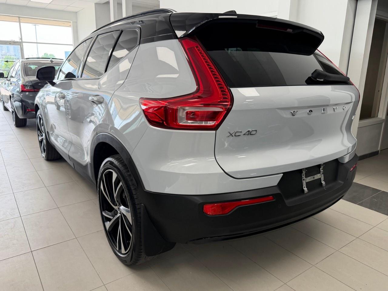 2022 Volvo XC40 T5 AWD R-Design Photo