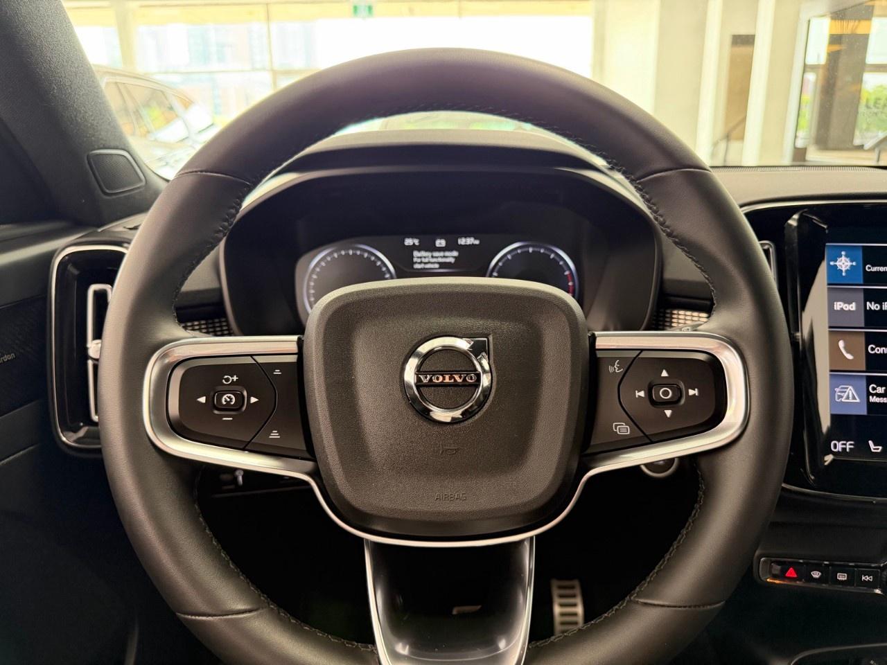2022 Volvo XC40 T5 AWD R-Design Photo