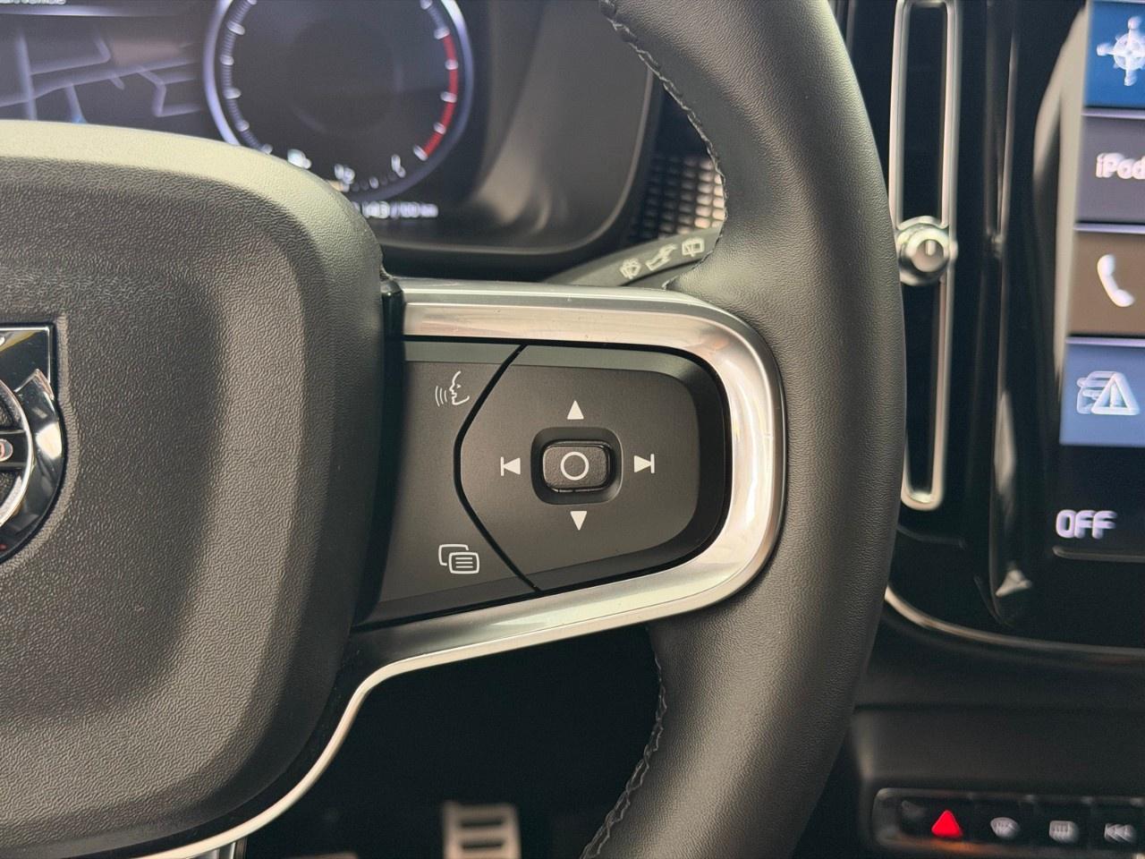 2022 Volvo XC40 T5 AWD R-Design Photo
