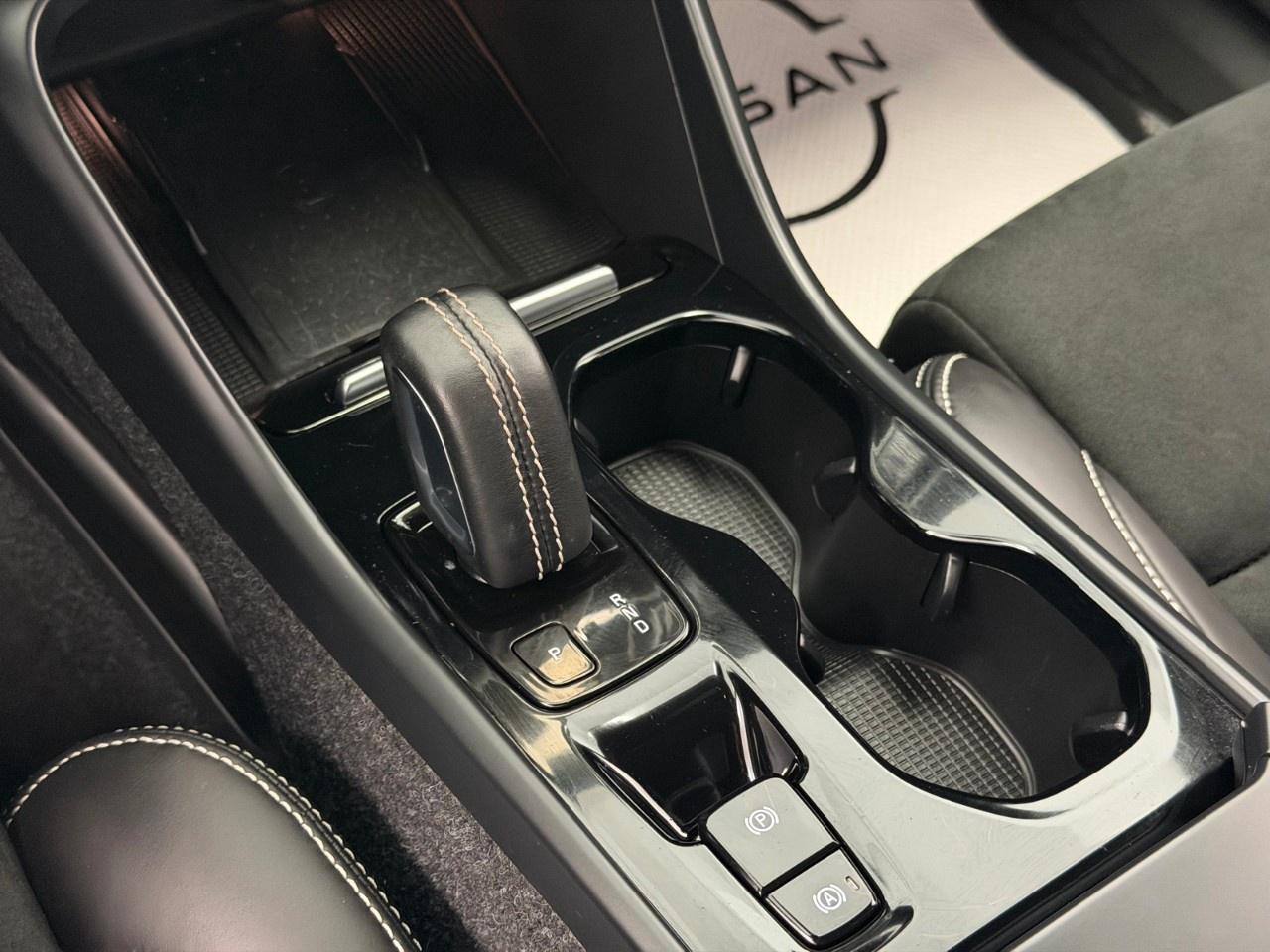 2022 Volvo XC40 T5 AWD R-Design Photo