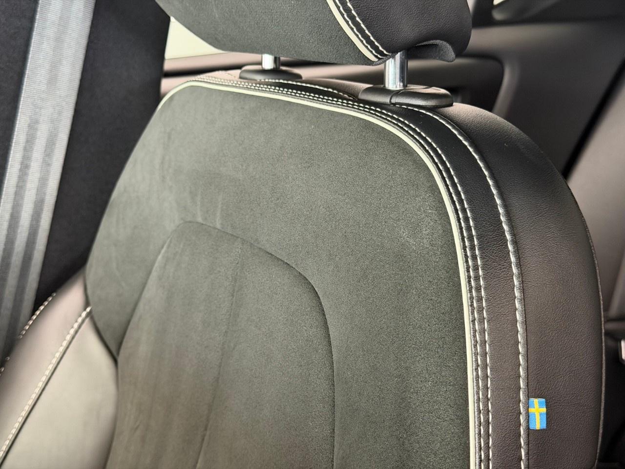 2022 Volvo XC40 T5 AWD R-Design Photo