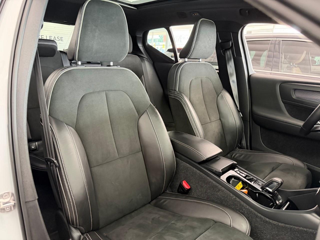 2022 Volvo XC40 T5 AWD R-Design Photo