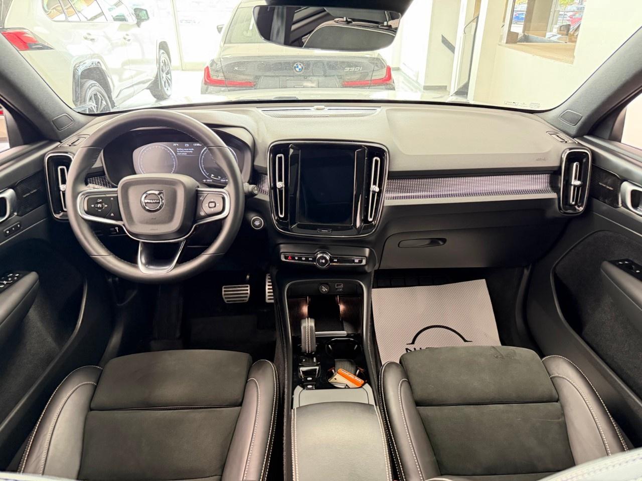 2022 Volvo XC40 T5 AWD R-Design Photo