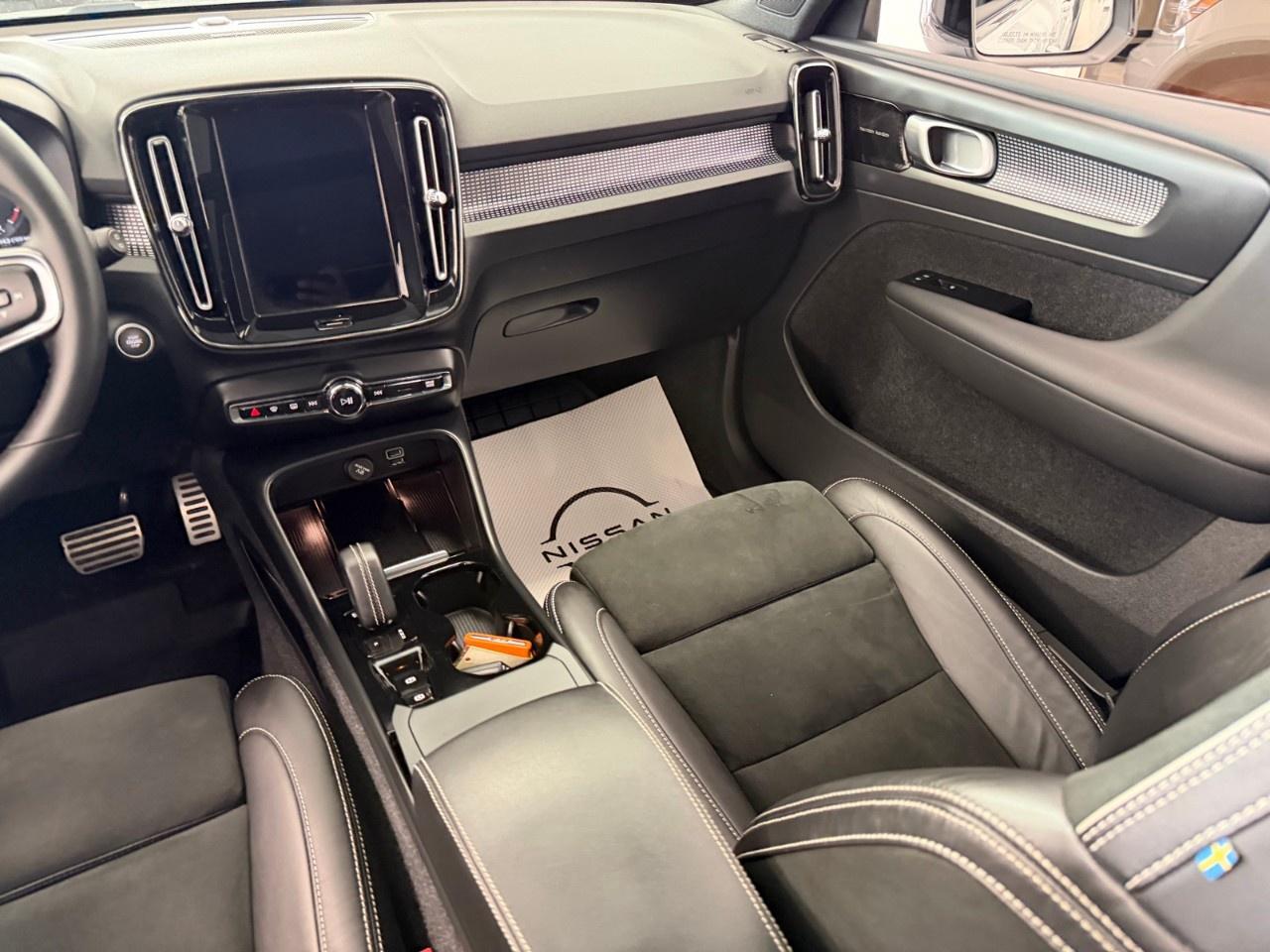 2022 Volvo XC40 T5 AWD R-Design Photo