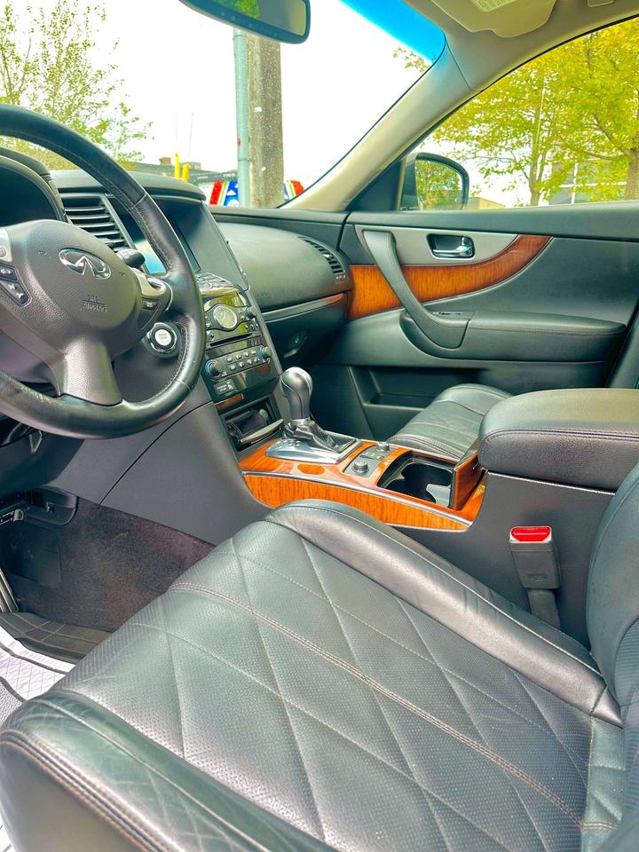 2014 Infiniti QX70 Premium Photo