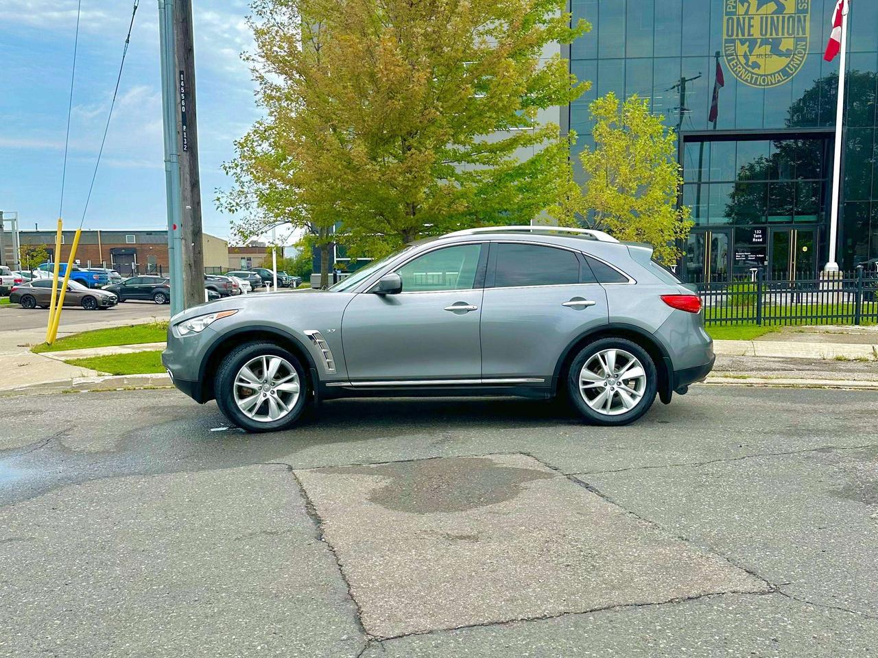 2014 Infiniti QX70 Premium Photo