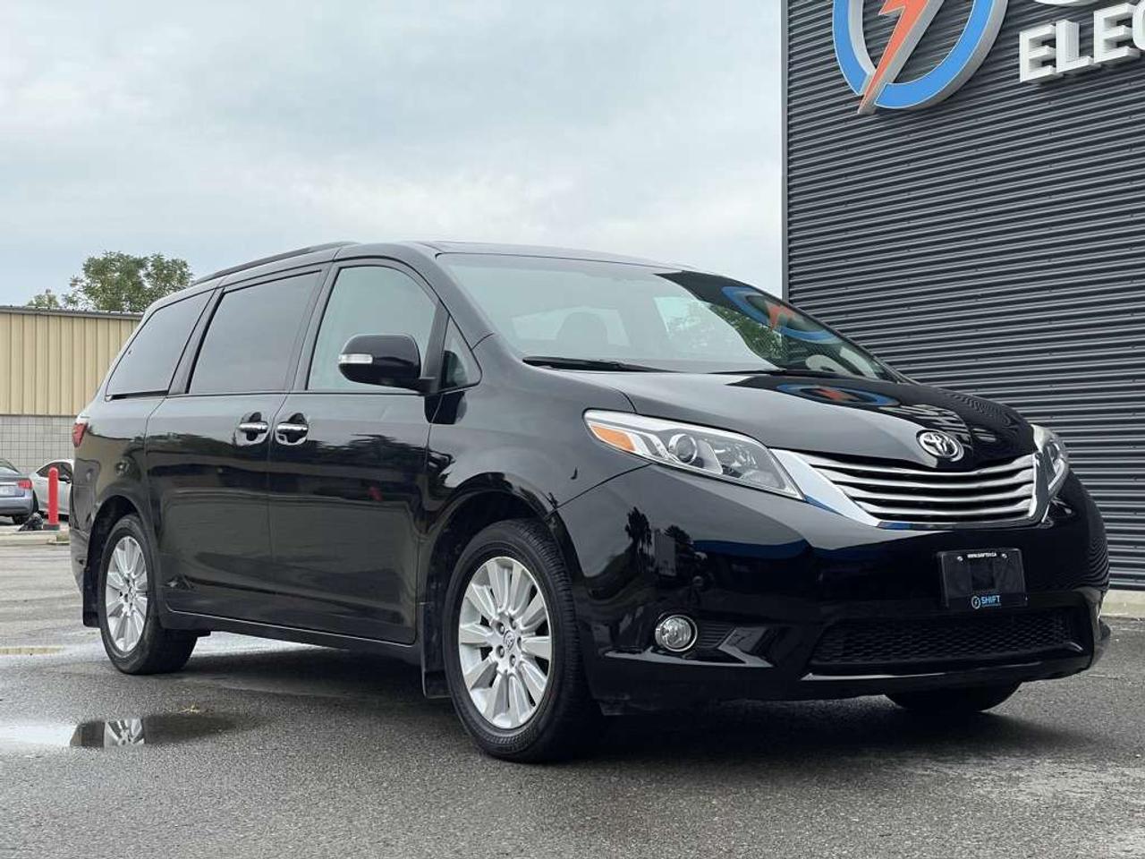 2015 Toyota Sienna XLE AWD   LIMITED PKG! Extra Set Of Winter Tires! Photo1