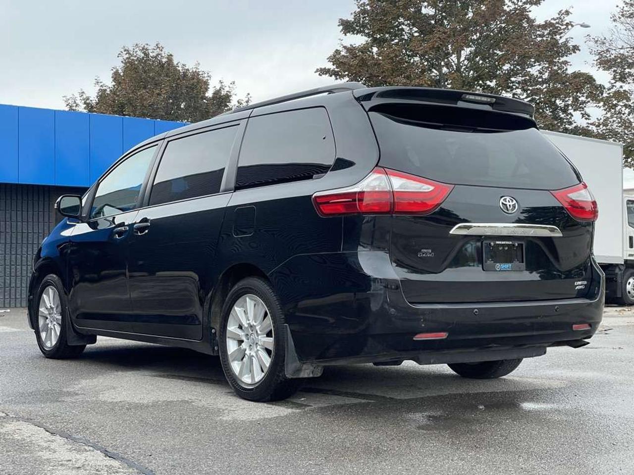 2015 Toyota Sienna XLE AWD   LIMITED PKG! Extra Set Of Winter Tires! Photo