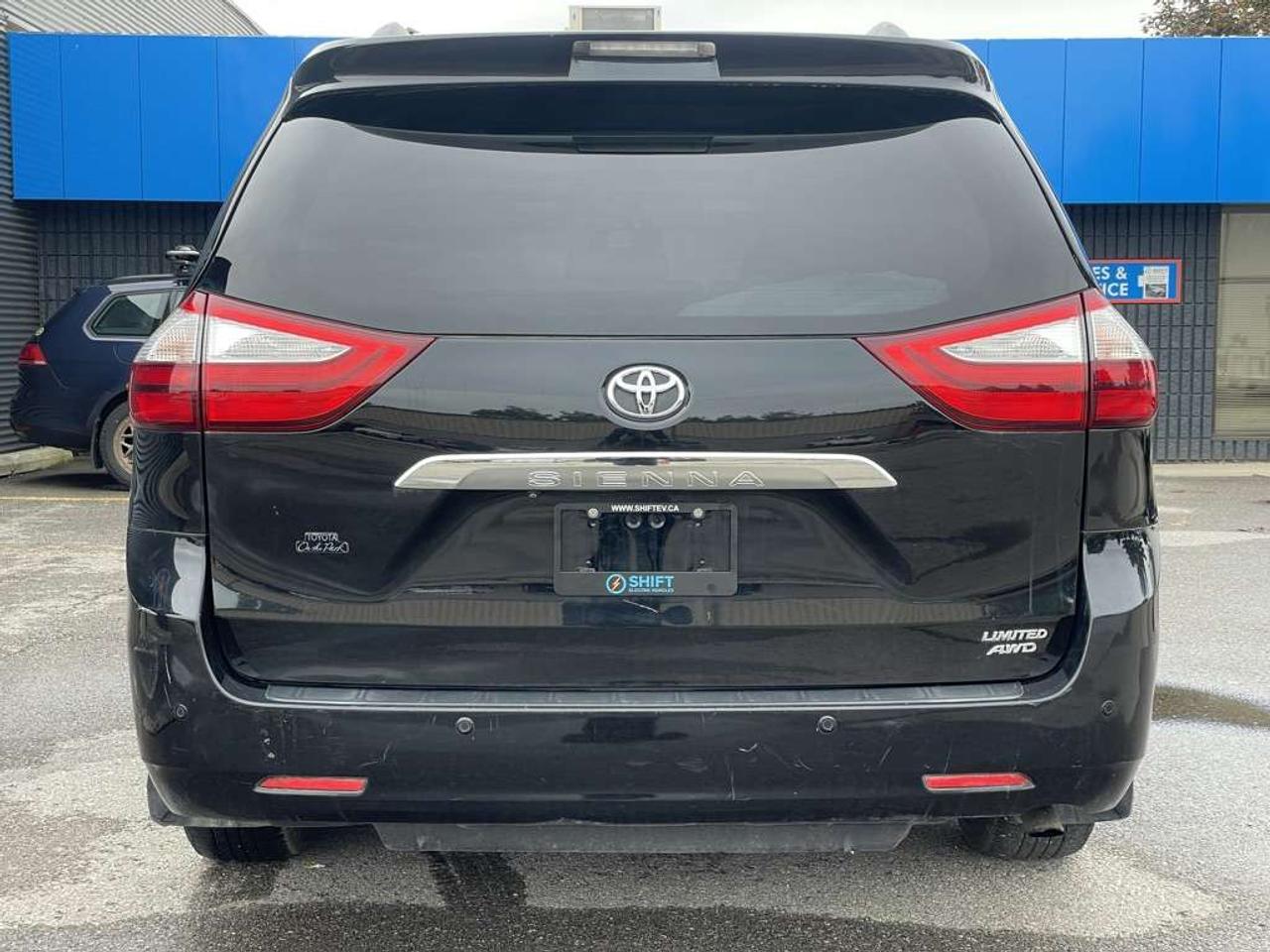 2015 Toyota Sienna XLE AWD   LIMITED PKG! Extra Set Of Winter Tires! Photo
