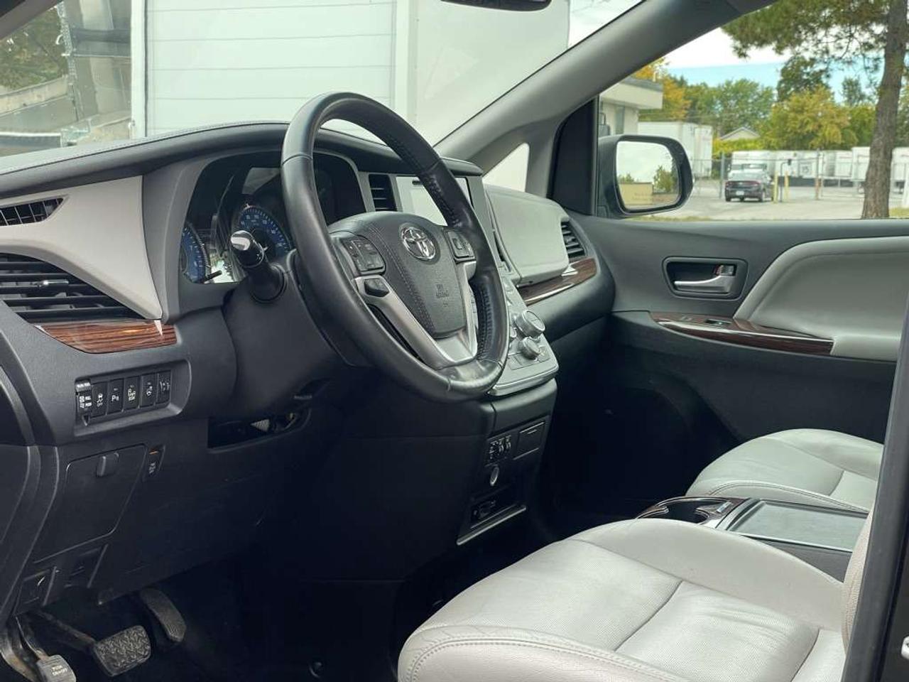 2015 Toyota Sienna XLE AWD   LIMITED PKG! Extra Set Of Winter Tires! Photo