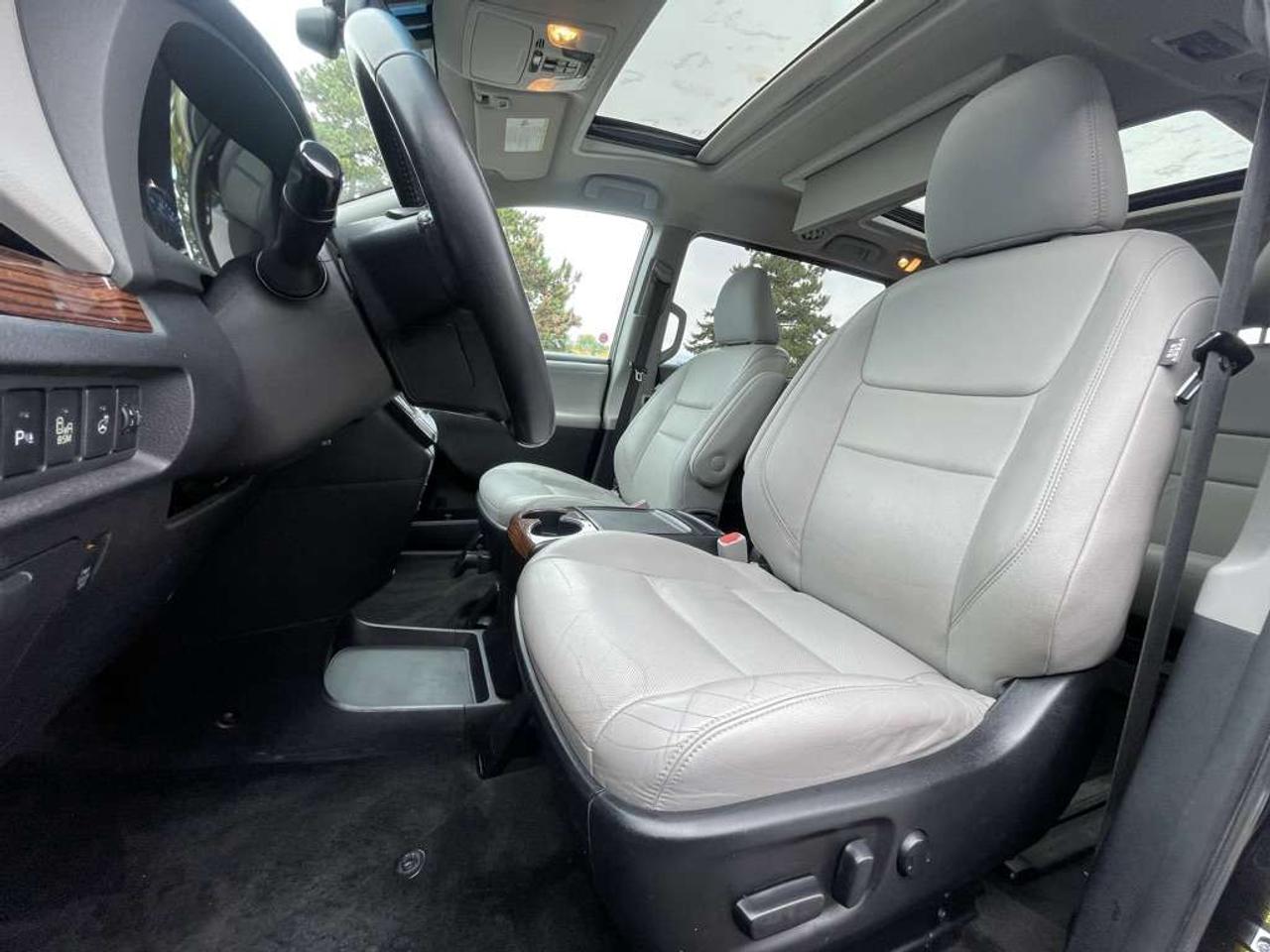 2015 Toyota Sienna XLE AWD   LIMITED PKG! Extra Set Of Winter Tires! Photo