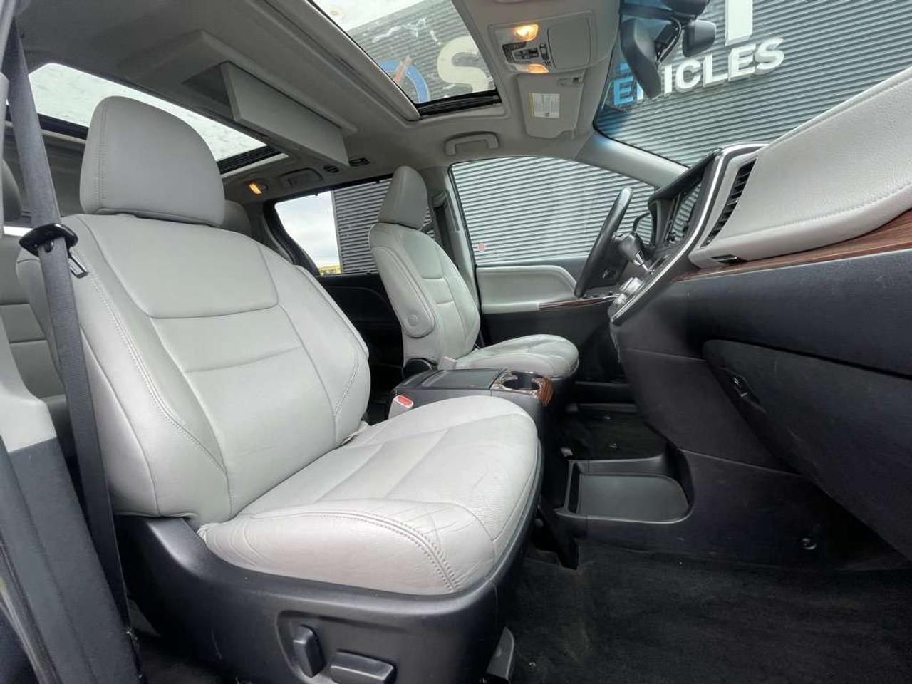 2015 Toyota Sienna XLE AWD   LIMITED PKG! Extra Set Of Winter Tires! Photo