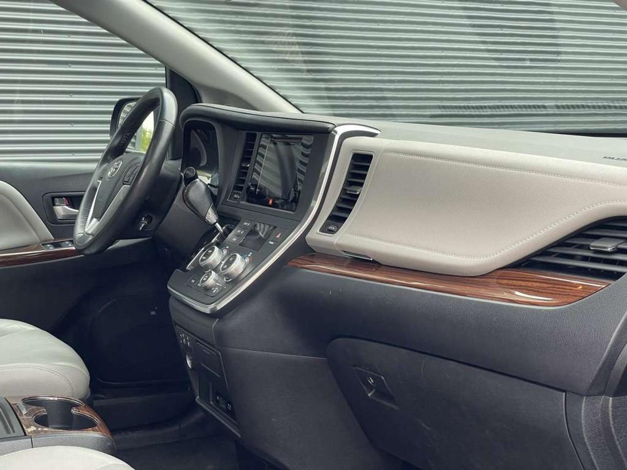 2015 Toyota Sienna XLE AWD   LIMITED PKG! Extra Set Of Winter Tires! Photo