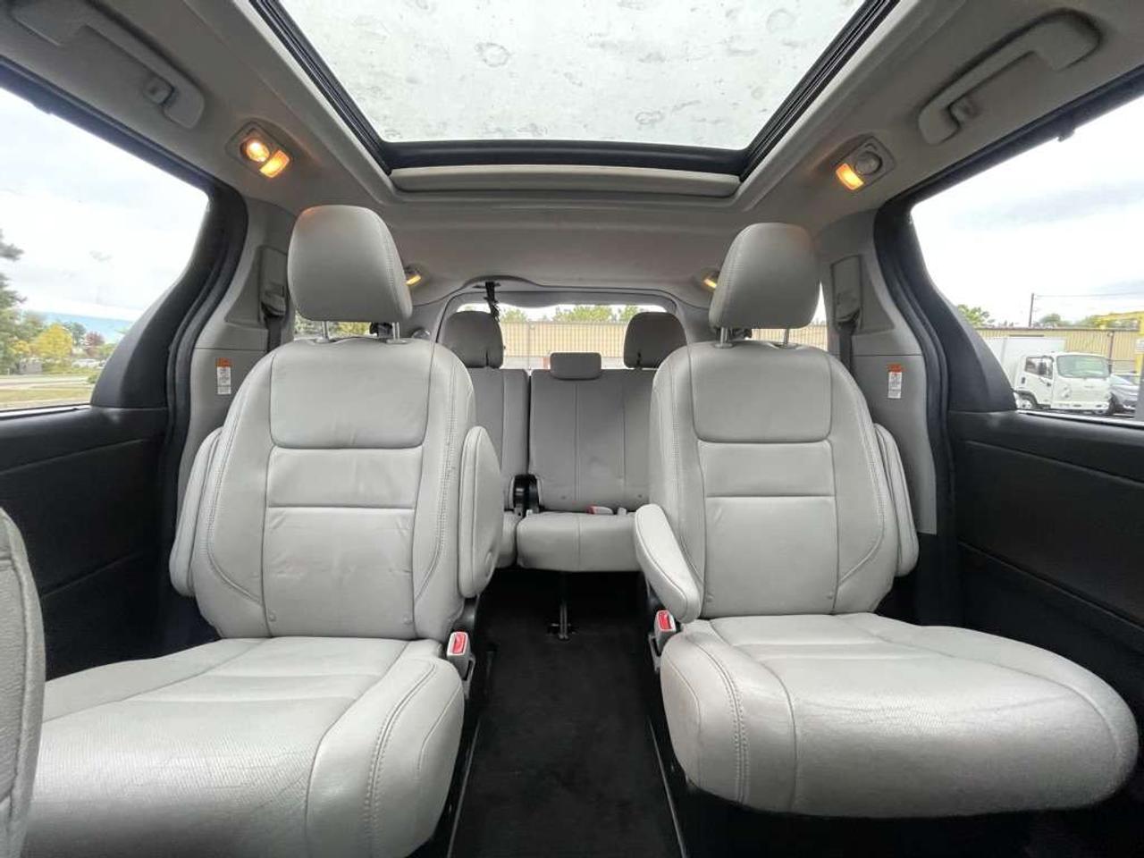 2015 Toyota Sienna XLE AWD   LIMITED PKG! Extra Set Of Winter Tires! Photo