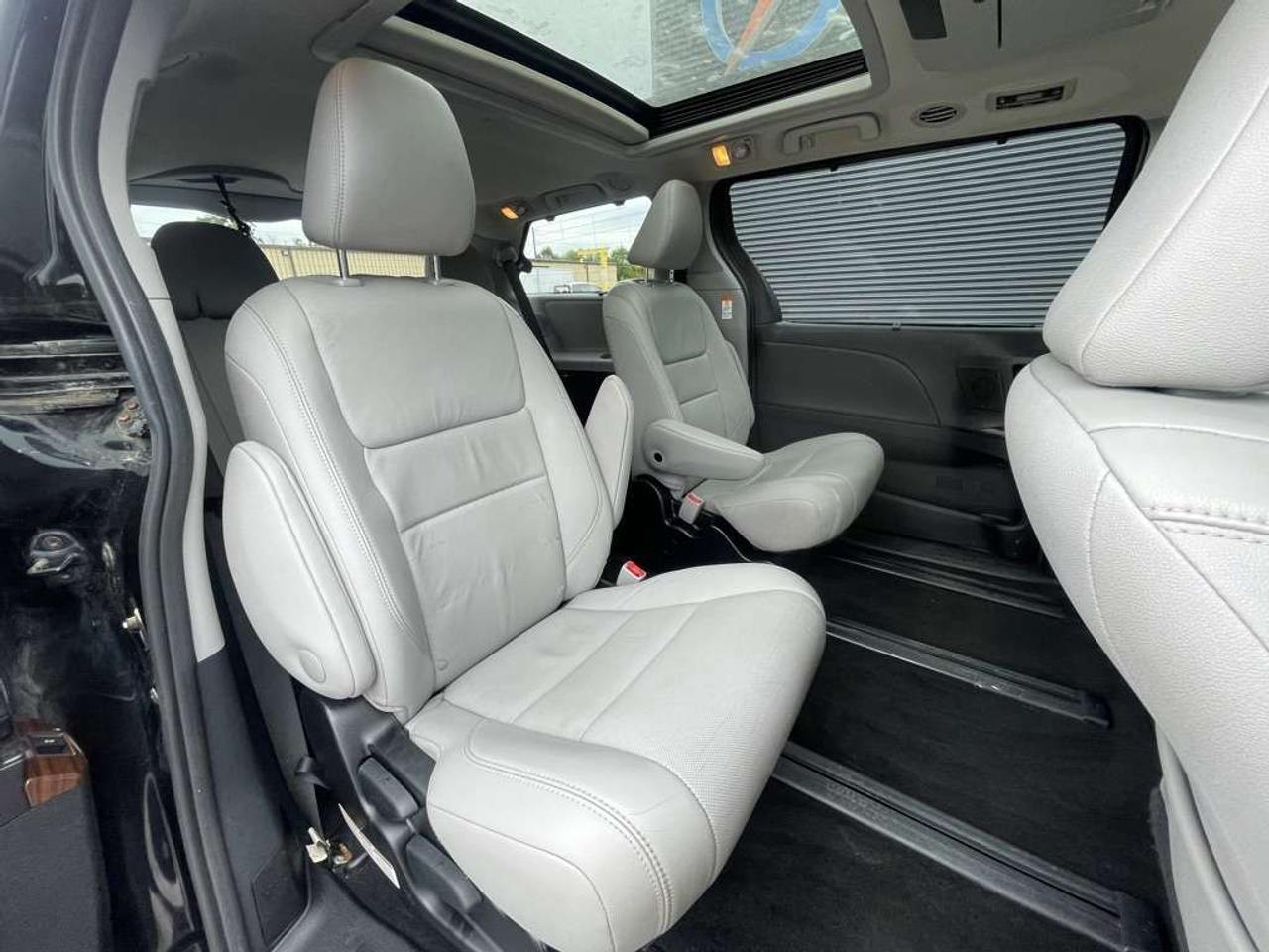 2015 Toyota Sienna XLE AWD   LIMITED PKG! Extra Set Of Winter Tires! Photo