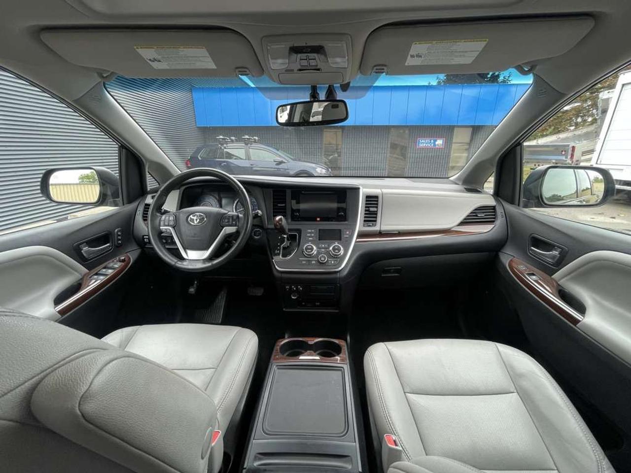 2015 Toyota Sienna XLE AWD   LIMITED PKG! Extra Set Of Winter Tires! Photo