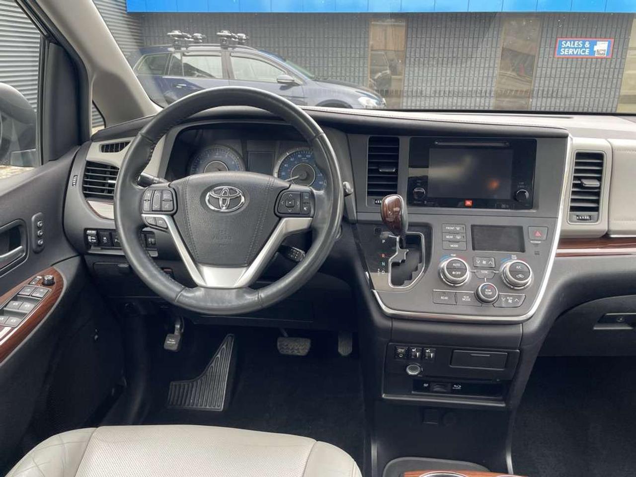 2015 Toyota Sienna XLE AWD   LIMITED PKG! Extra Set Of Winter Tires! Photo