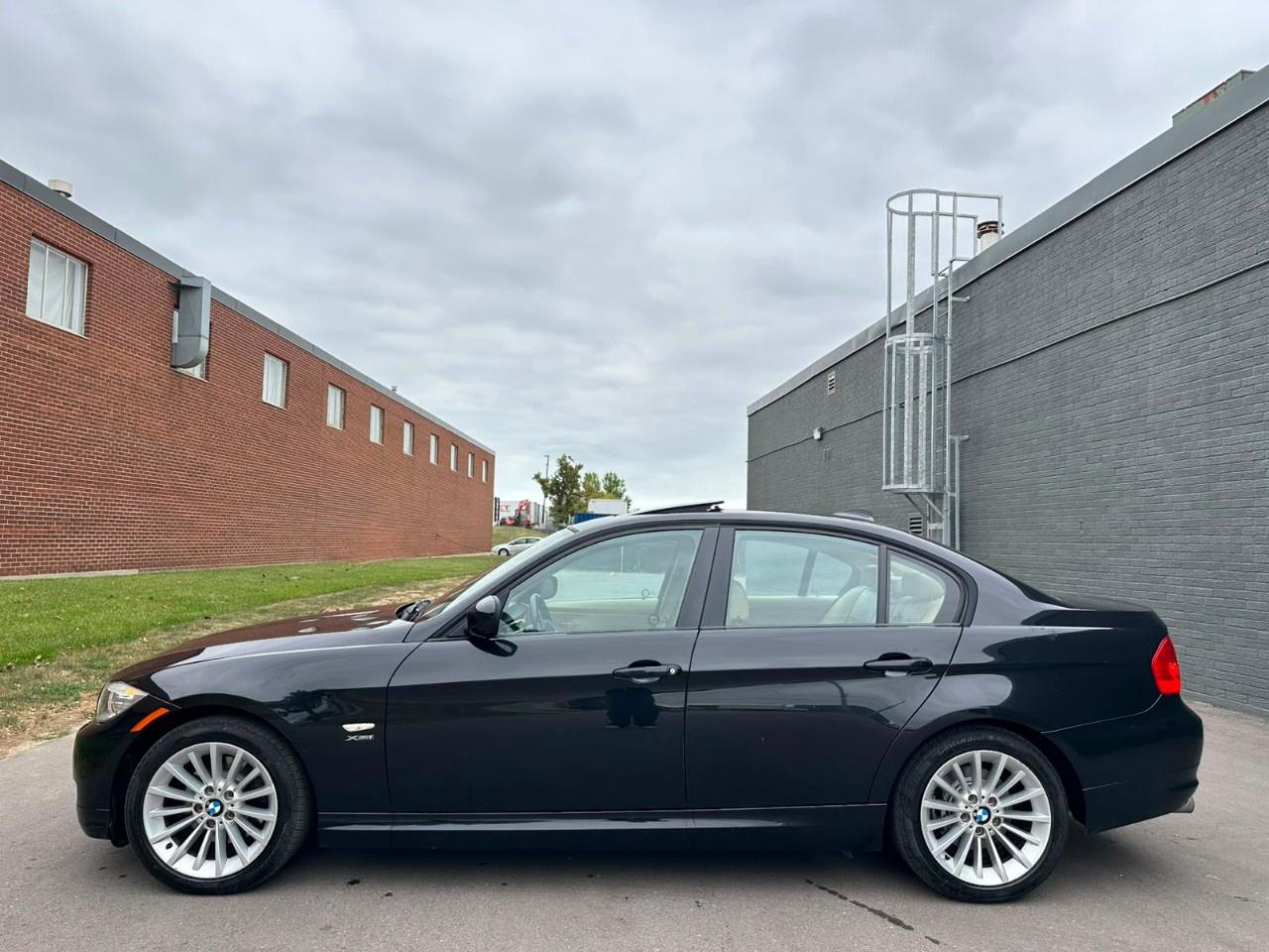 2011 BMW 3 Series 4dr Sdn 328i xDrive AWD Exec Ed Photo3