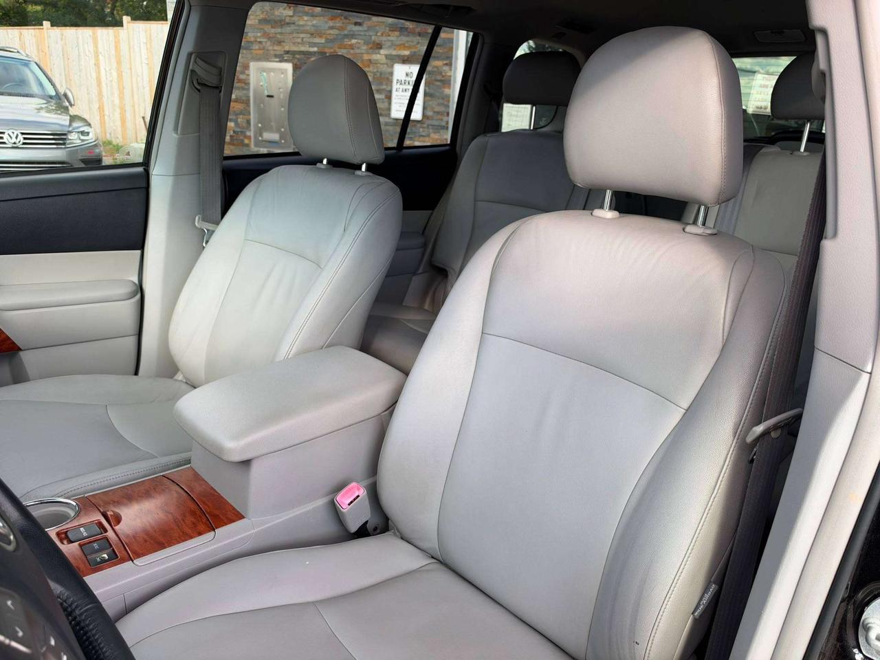 2009 Toyota Highlander Limited 4WD – Clean CarFax   Low Mileage   2 Keys Photo