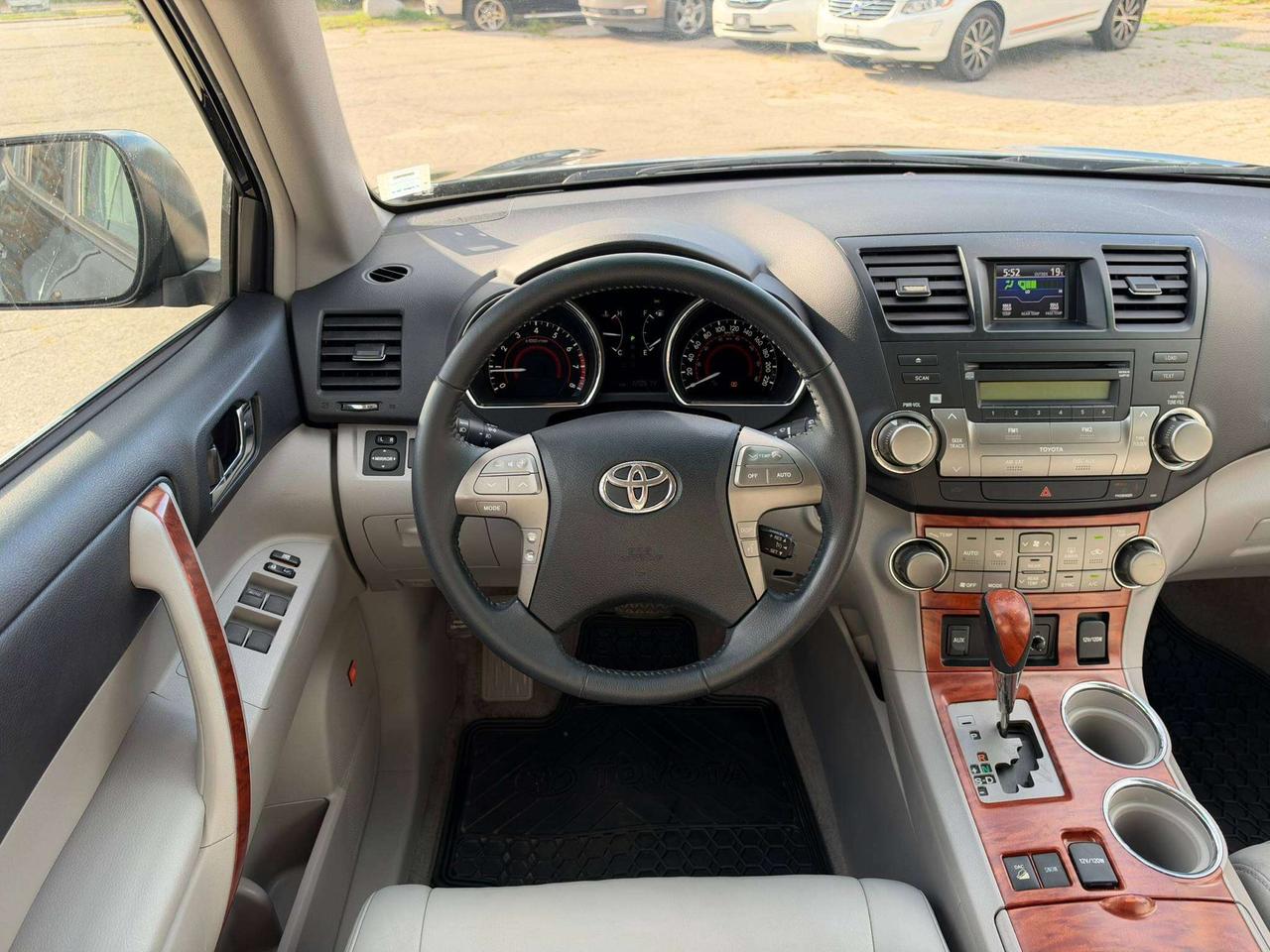 2009 Toyota Highlander Limited 4WD – Clean CarFax   Low Mileage   2 Keys Photo