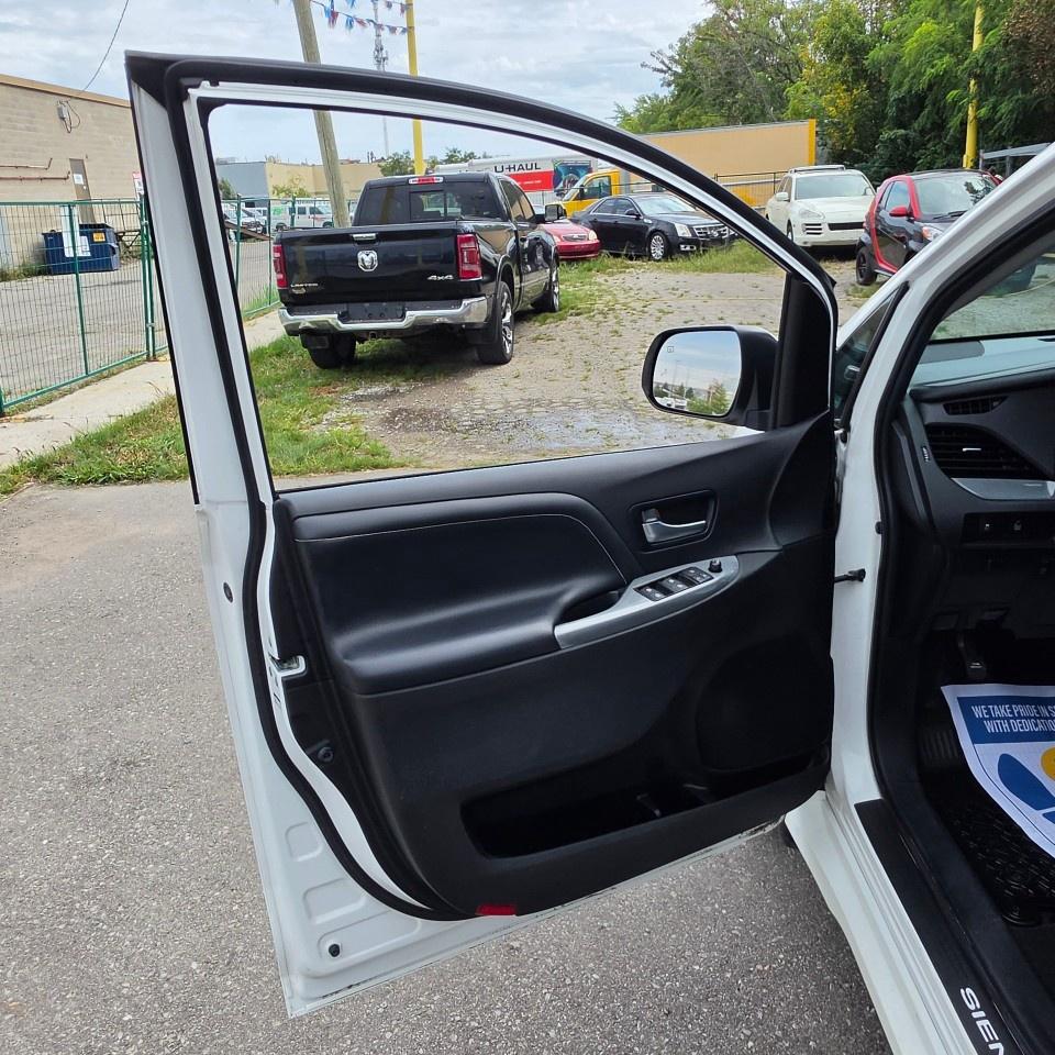 2015 Toyota Sienna 5DR SE 8-PASS FWD Photo
