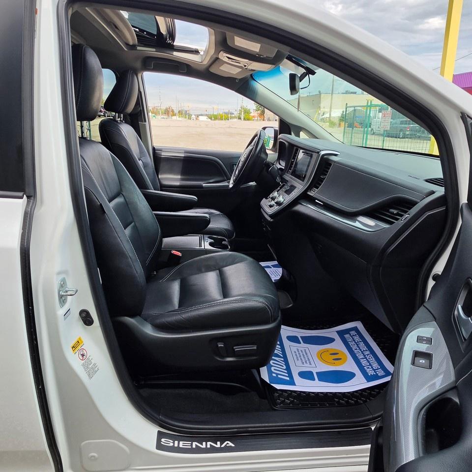 2015 Toyota Sienna 5DR SE 8-PASS FWD Photo